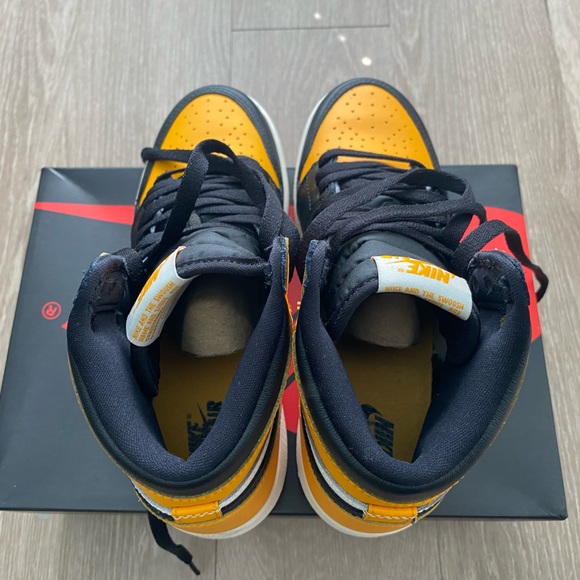 Jordan 1 Yellow Toe Sneaker - Picture 3 of 3